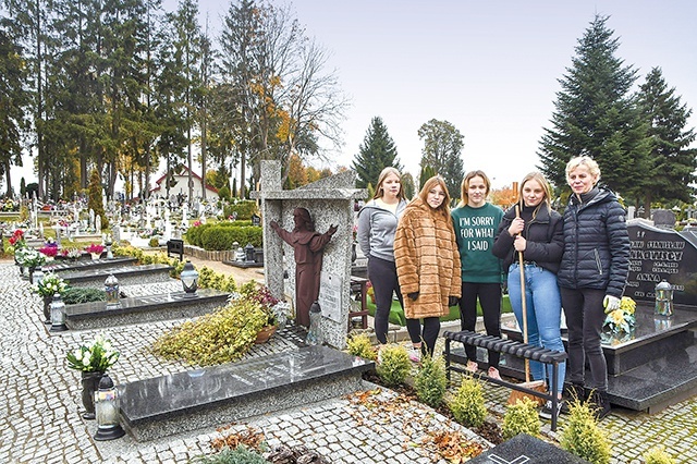 ▲	Część uczestniczek akcji z jedną z opiekunek.