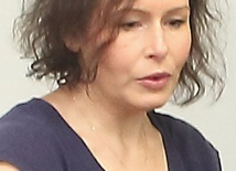 ▲	Karolina Granda jest socjologiem oraz psychoterapeutką tańcem i ruchem. Ukończyła studia podyplomowe w Polskim Instytucie Psychoterapii Tańcem i Ruchem w Warszawie. Na co dzień prowadzi terapie w Środowiskowym Domu Samopomocy „Odrodzenie” w Koszalinie dla osób z zaburzeniami psychicznymi. Cyklicznie współpracuje z Domem Samotnej Matki.