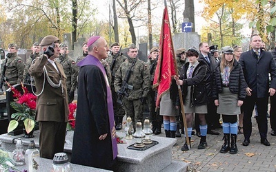 ▲	Modlitwę przy grobach bohaterów poprowadził bp Marek Solarczyk.