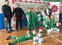 ▲	Mistrzowska drużyna z księżmi (od lewej): ks. Karolem Piłatem, wicedyrektorem CDR, ks. Mariuszem Chamerskim i opiekunem ks. Wojciechem Pawłowskim.
