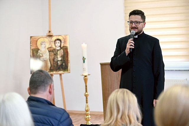 Ksiądz Piotr Spyra w czasie konferencji.