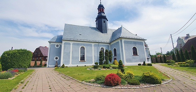 Miejscowa świątynia jest przykładem dobrze przemyślanej barokizacji średniowiecznej bryły.