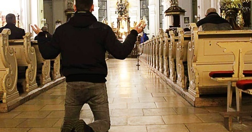 Piła. Całonocna adoracja wynagradzająca za grzechy okultyzmu i magii