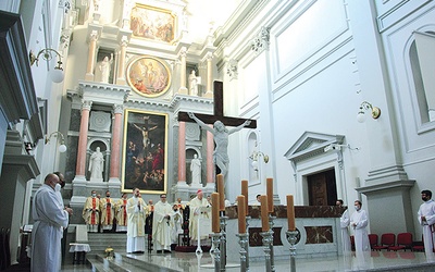 W ołtarzu głównym odtworzony został obraz włoskiego malarza Francesco Trevisaniego „Ukrzyżowanie”.