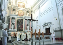 W ołtarzu głównym odtworzony został obraz włoskiego malarza Francesco Trevisaniego „Ukrzyżowanie”.