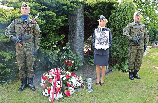 Przy grobie Bolesława Orlińskiego – polskiego asa lotnictwa – na cmentarzu przy ul. Smętnej we Wrocławiu.