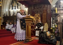 Wawel. Procesja żałobna do grobów królewskich