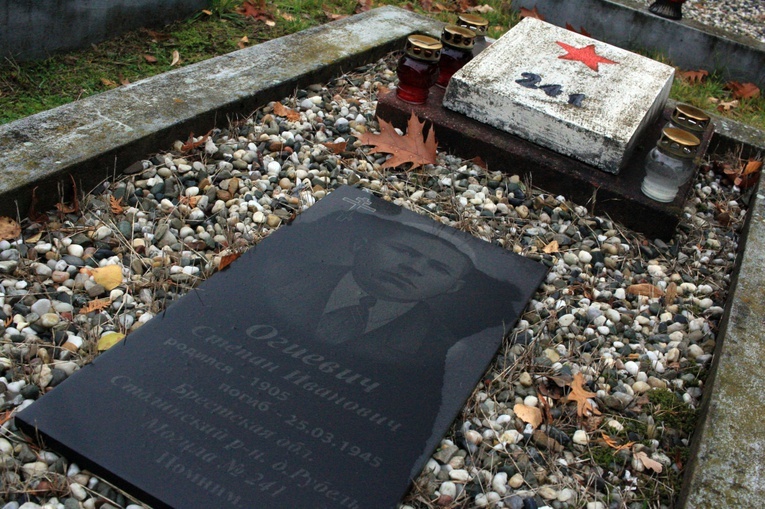 Dzień Zaduszny. Różaniec na cmentarzu wojennym w Kędzierzynie-Koźlu