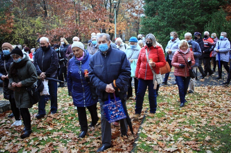 Dzień Zaduszny. Różaniec na cmentarzu wojennym w Kędzierzynie-Koźlu