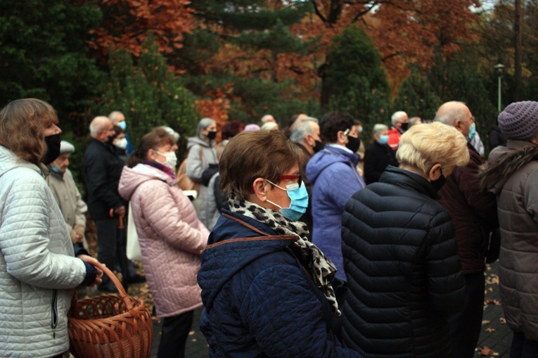 Dzień Zaduszny. Różaniec na cmentarzu wojennym w Kędzierzynie-Koźlu