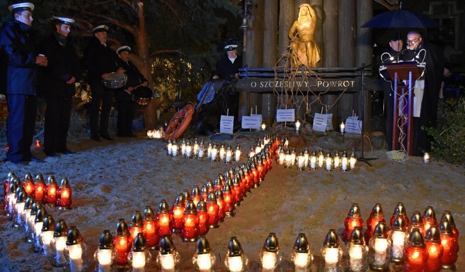 Zaduszki Morskie w Sopocie odbyły się przy kapliczce "O szczęśliwy powrót".