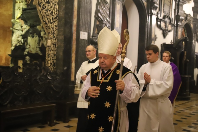 Procesja do grobów królewskich w katedrze na Wawelu