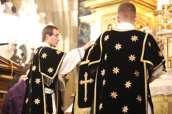 Procesja do grobów królewskich w katedrze na Wawelu