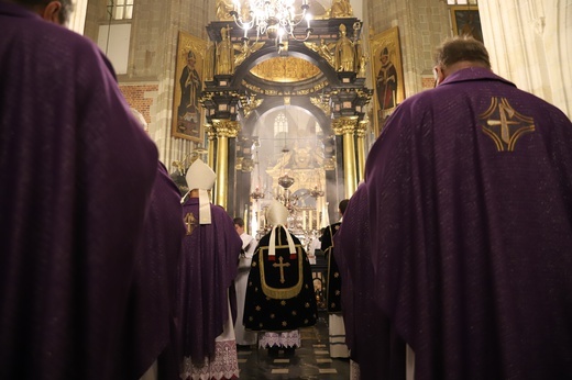 Procesja do grobów królewskich w katedrze na Wawelu