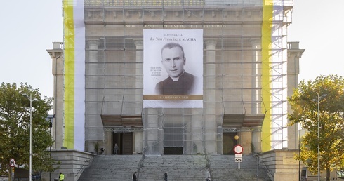 Baner z ks. Machą na katedrze Chrystusa Króla