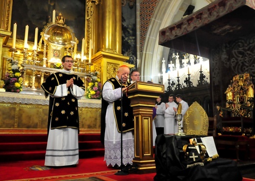 Procesja do grobów królewskich w katedrze na Wawelu - cz. 2