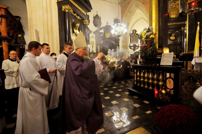 Procesja do grobów królewskich w katedrze na Wawelu - cz. 2