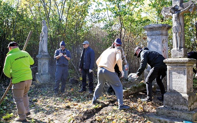W Jarczowcach uczestnicy wyprawy wykarczowali 20 arów ukraińskiego cmentarza, gdzie spoczywa Juliusz Dzieduszycki.