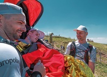 Wolontariusze KGHM  są wrażliwi na drugiego człowieka. W maju wnieśli na Śnieżkę dwoje niepełnosprawnych dzieci. W ten sposób spełnili marzenie 16-letniego Adriana z Głogowa i 9-letniej Gai z Lubina.