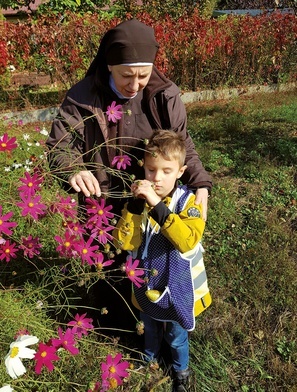 Makar z Siostrą Alicją ogląda kwiatki.