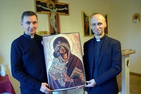 Silviu Simionca (z lewej) i ks. Albert Chruślak z ikoną Redemptoris Mater (Matki Odkupiciela), autorstwa ks. Stanisława Drąga, napisanej w 1993 roku.