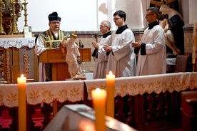 Przed prezbiterium wystawiono pustą trumnę, przy której dokonano obrzędu absolucji za zmarłych.