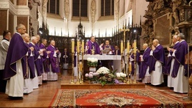 W katedrze uczczono modlitwą zmarłych biskupów tarnowskich