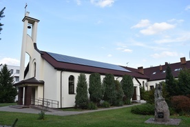 Na dachu kościoła zamontowano panele fotowoltaiczne.