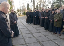 Koronka do Bożego miłosierdzia przy grobie biskupów radomskich.