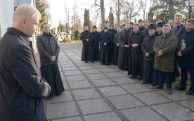 Koronka do Bożego miłosierdzia przy grobie biskupów radomskich.