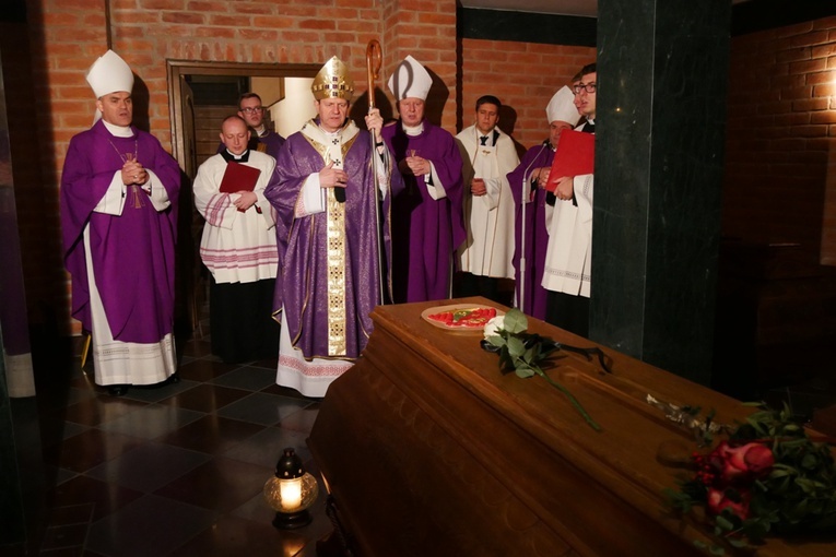 Na zakończenie Eucharystii odbyła się modlitwa w Krypcie Biskupów Gdańskich.