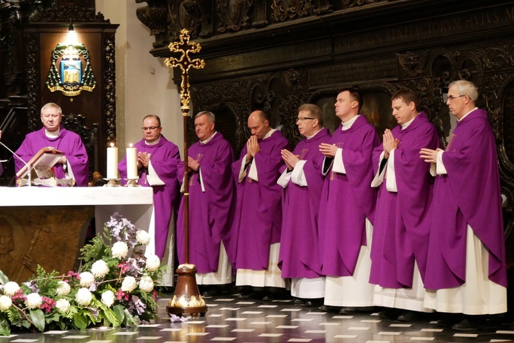 Msza św. za zmarłych biskupów, kapłanów i osoby życia konsekrowanego