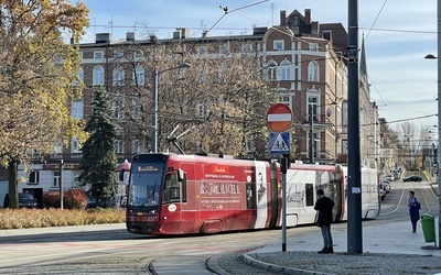 Tramwaj z ks. Machą przewozi pasażerów