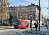 Tramwaj z ks. Machą przewozi pasażerów