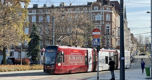 Tramwaj z ks. Machą przewozi pasażerów