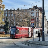 Tramwaj z ks. Machą przewozi pasażerów