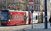 Tramwaj z ks. Machą przewozi pasażerów