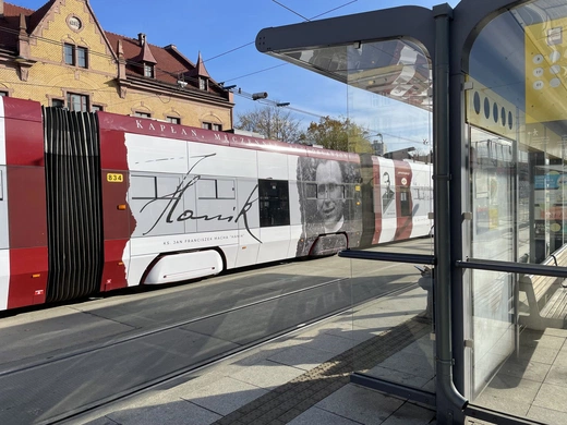 Tramwaj z ks. Machą przewozi pasażerów
