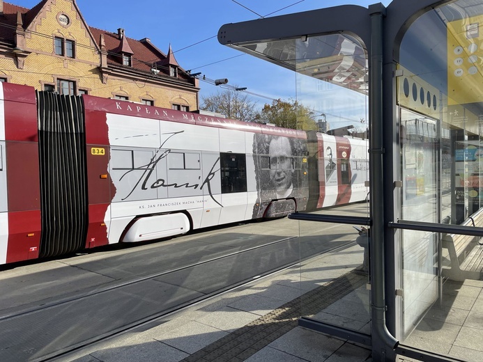 Tramwaj z ks. Machą przewozi pasażerów
