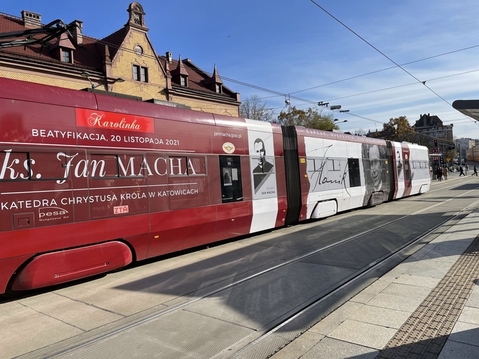 Tramwaj z ks. Machą przewozi pasażerów