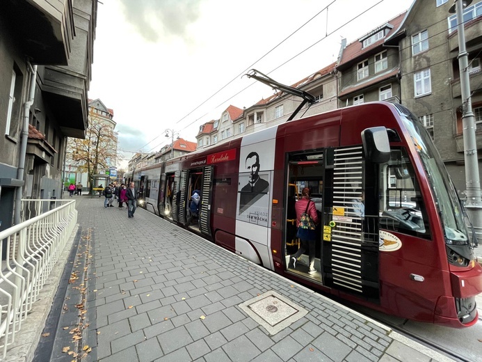 Tramwaj z ks. Machą przewozi pasażerów