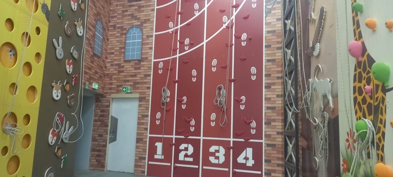 Bytom. Dawna kopania Rozbark zamieniła się w największe w Polsce centrum sportów wspinaczkowych