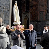 Każdorazowo Różaniec kończy się pod pomnikiem św. Jana Pawła II. 