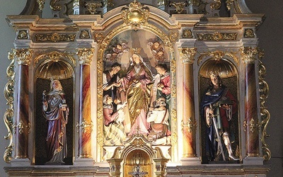 	Postać św. Elżbiety Węgierskiej w centralnej części ołtarza.