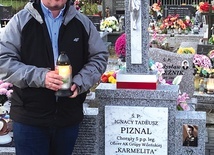 	Mariusz Kołodziejczyk przy mogile bohaterskiego kozianina. 
