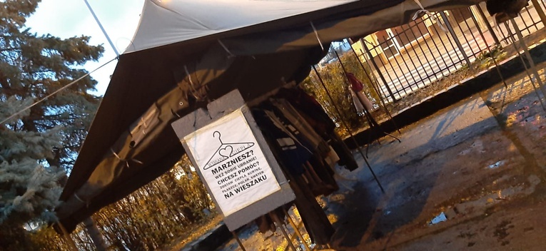 Przynieś ubranie i pomóż uboższym