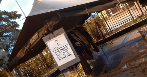 Przynieś ubranie i pomóż uboższym