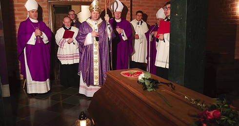 	Na zakończenie Eucharystii odbyła się modlitwa w Krypcie Biskupów Gdańskich.