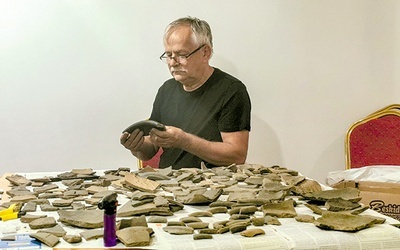 ▲	Dr Marek Bednarek dopasowuje i skleja fragmenty charakterystycznej grafitowej ceramiki celtyckiej. 