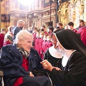 	Przed Eucharystią jubilatka przyjmowała życzenia.